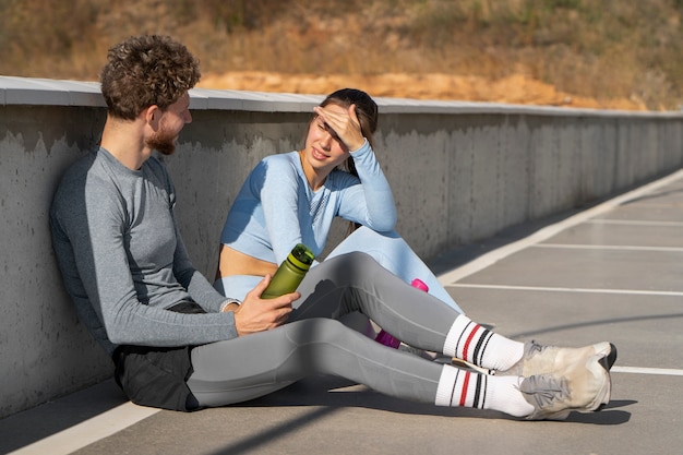 Gratis foto groep mensen die buiten samen trainen