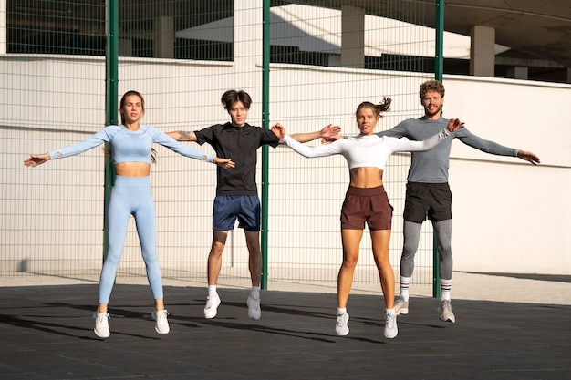 Gratis foto groep mensen die buiten samen trainen