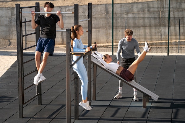 Groep mensen die buiten samen trainen