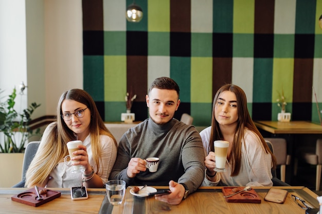 Groep mensen die enkele kwesties bespreken