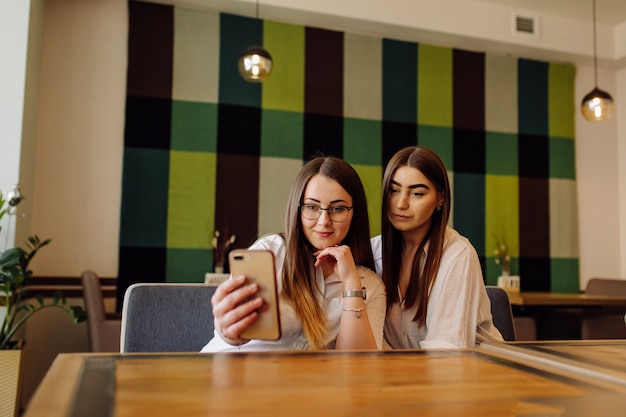 Groep mensen die enkele kwesties bespreken