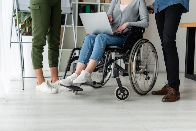 Groep mensen die op kantoor samenwerken