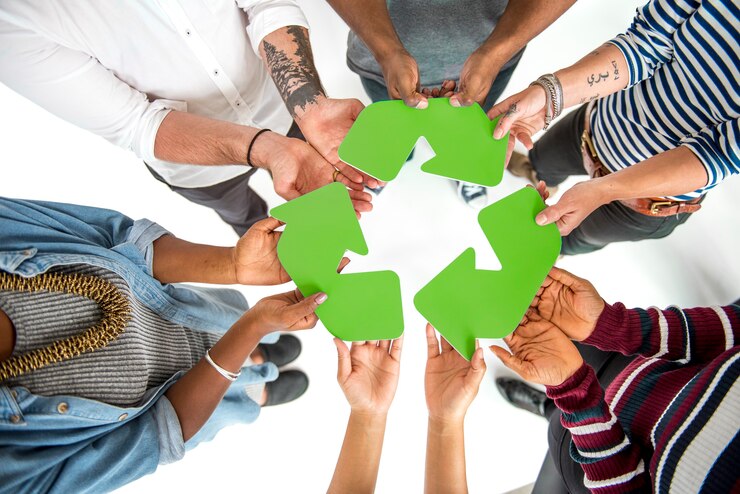 Gratis Foto groep mensen die recycling sign concept houden