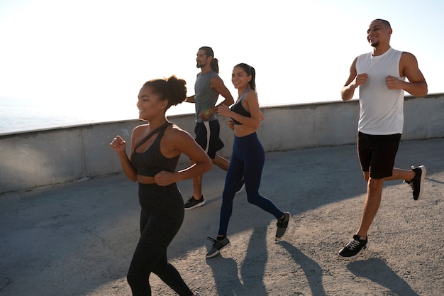 Groep mensen die samen in de buitenlucht sporten