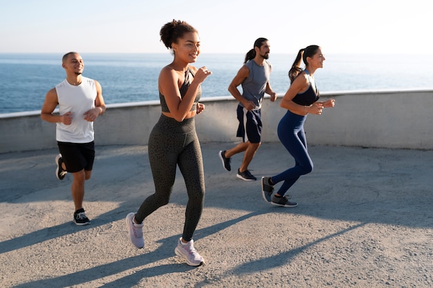 Gratis foto groep mensen die samen in de buitenlucht sporten