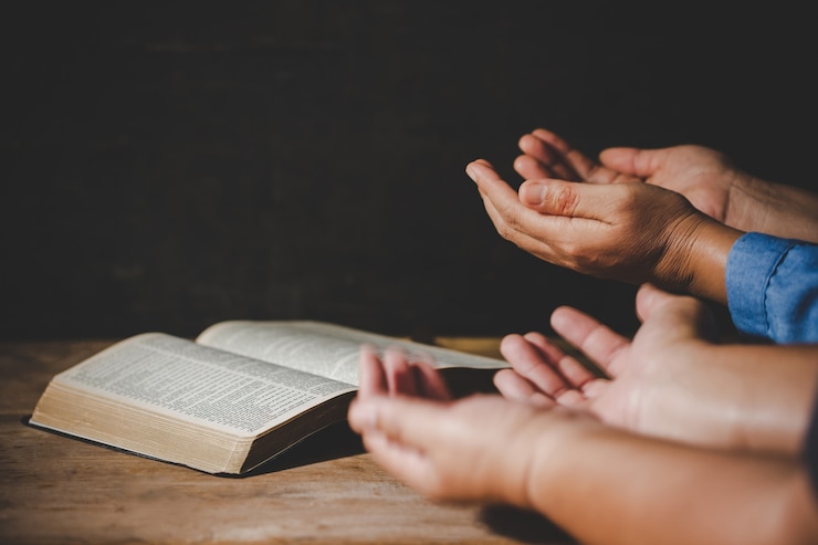 Gratis Foto groep mensen hand in hand bidden aanbidding geloven