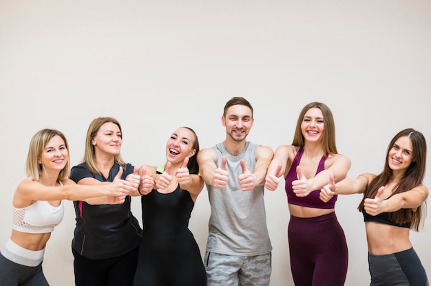 Groep mensen poseren samen in de sportschool