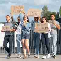 Gratis foto groep mensen samen demonstreren