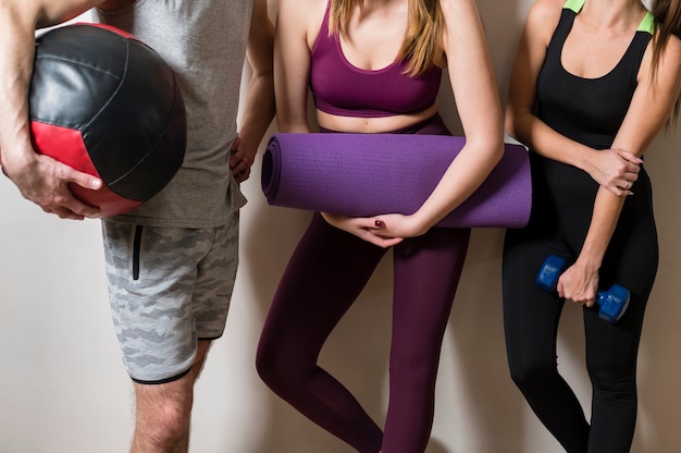 Gratis foto groep mensen samen in de sportschool