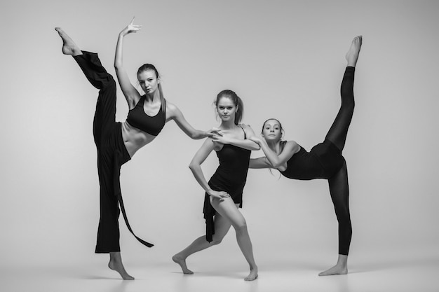 Gratis foto groep moderne balletdansers