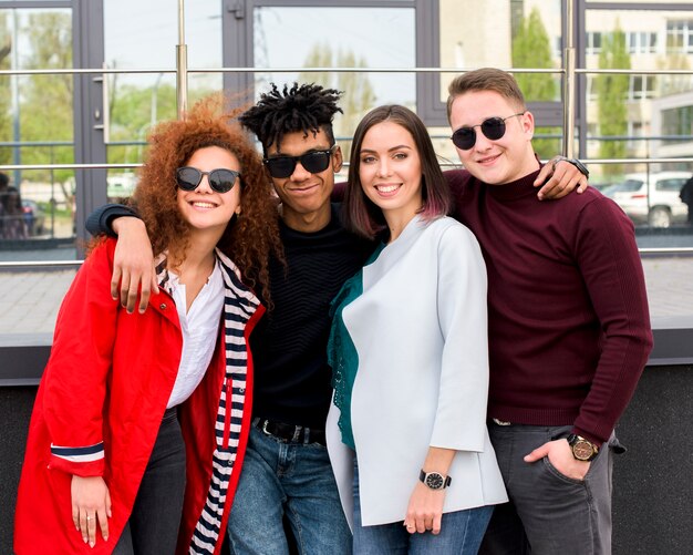 Groep modieuze studenten die zich tegen de moderne glasbouw verenigen