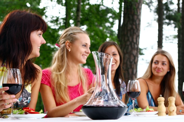 Groep mooie meisjes die wijn drinken