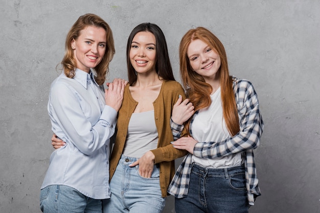 Groep mooie vrouwen die samen stellen