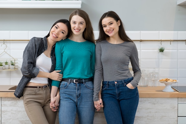 Groep mooie vrouwen die samen stellen