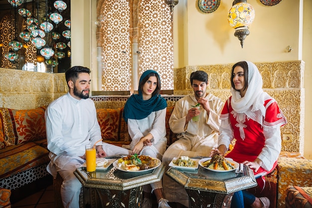 Gratis foto groep moslimvrienden in restaurant