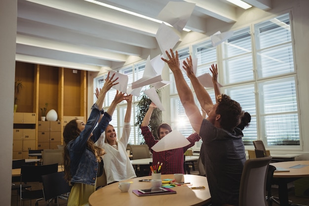 Groep opgewekte zakenlieden gooien papier en met f