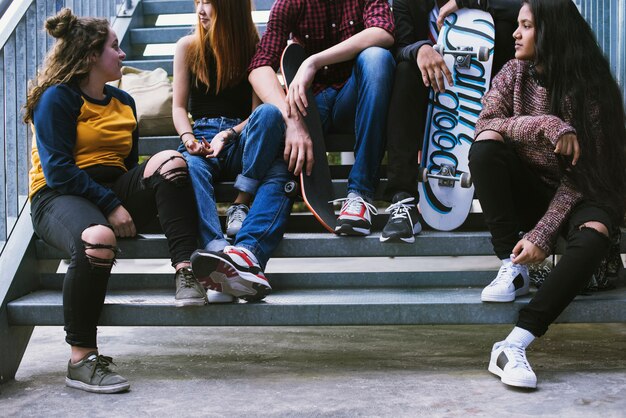 Groep schoolvrienden in openlucht levensstijl en concept van de straat het stedelijke stijl