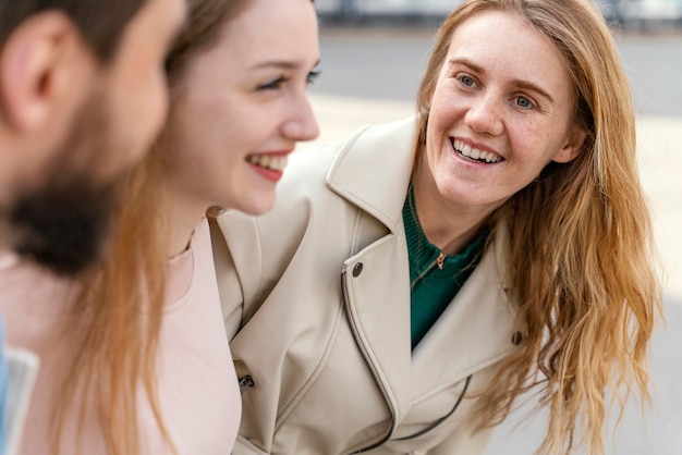 Gratis foto groep smileyvrienden buiten in de stad