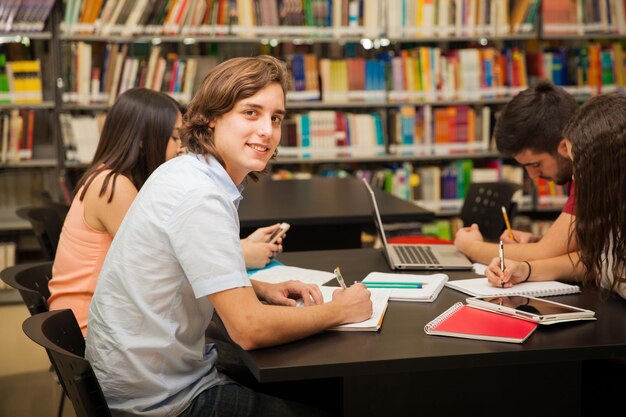 Groep studenten die samenwerken in de schoolbibliotheek