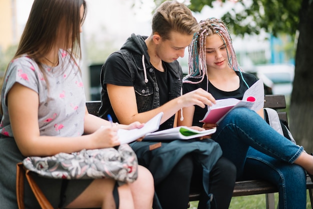 Gratis foto groep studenten poseren in het park