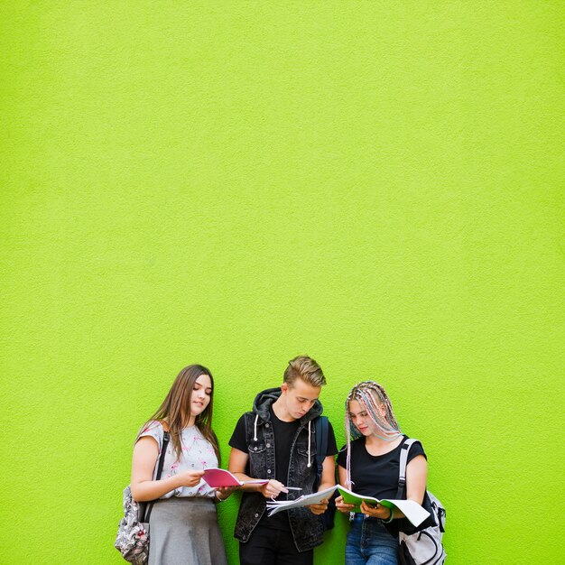 Groep studenten samenwerken