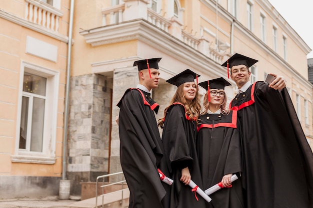 Gratis foto groep studenten selfie te nemen