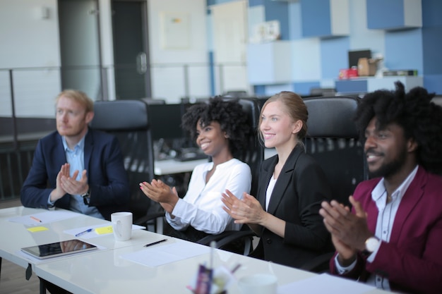 Groep succesvolle diverse zakelijke partners met een zakelijke bijeenkomst in een modern kantoor