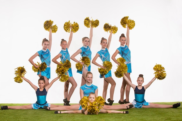 Gratis foto groep tiener cheerleaders die op wit stellen