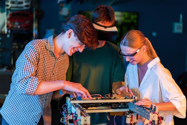 Gratis foto groep tieners die experimenten doen in robotica in een laboratorium jongens en meisjes in beschermende en vr