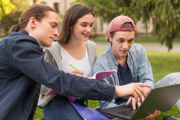 Groep tieners die universitair project bespreken