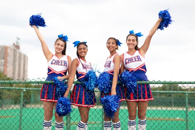 Gratis foto groep tieners in schattig cheerleader-uniform