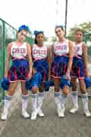 Gratis foto groep tieners in schattig cheerleader-uniform