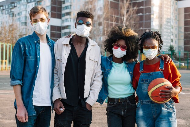 Groep tieners poseren met medische maskers