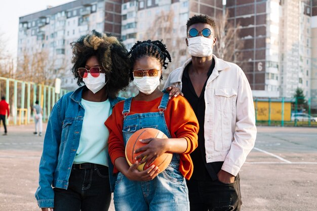 Groep tieners poseren met medische maskers