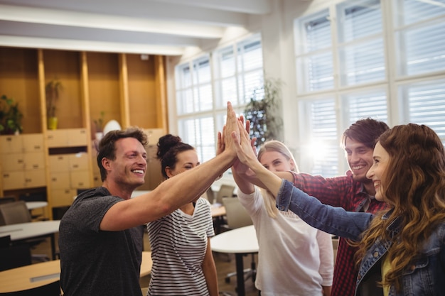 Groep van bedrijfsleiders geven high five