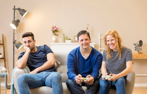 Groep van drie vrienden die thuis het spelen van videospelletjes hebben