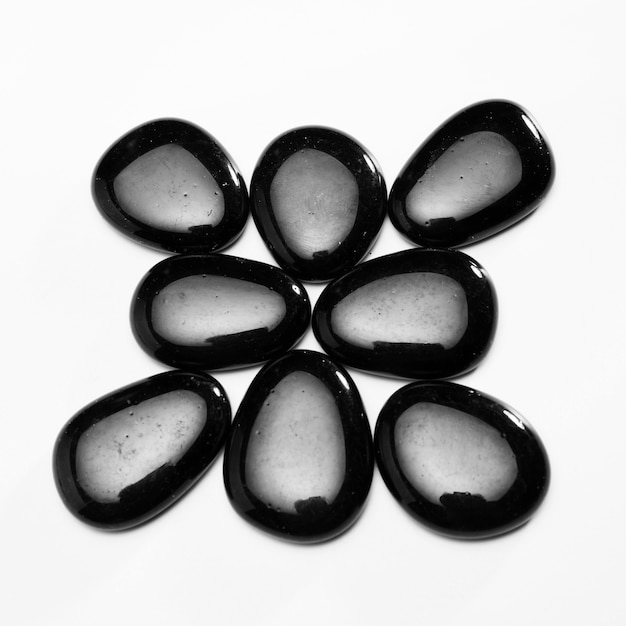Gratis foto groep van glanzende zwarte stenen
