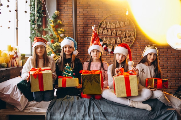 Groep van kinderen zitten met presenteert