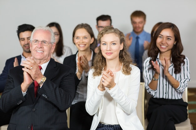 Gratis foto groep van mensen uit het bedrijfsleven klappen