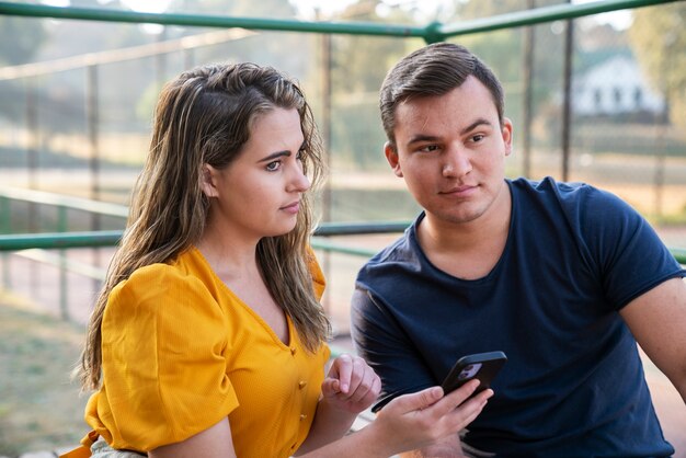 Groep van twee vrienden die andere mensen bekritiseren en beoordelen