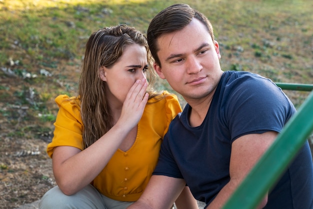 Groep van twee vrienden die andere mensen bekritiseren en beoordelen