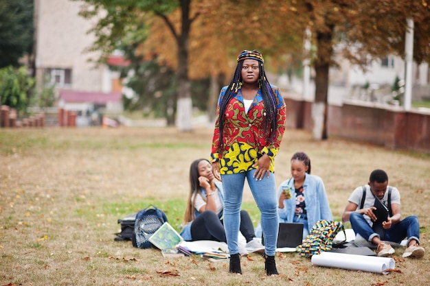 Groep van vijf Afrikaanse studenten die samen tijd doorbrengen op de campus van de universiteitswerf Zwarte afro-vrienden die onderwijsthema studeren