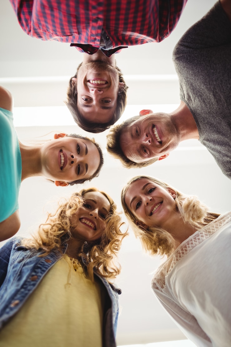 Gratis Foto groep van zakenlieden glimlachen op camera