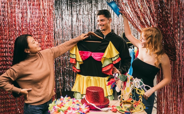 Groep vermomde vrienden op Carnaval-feest