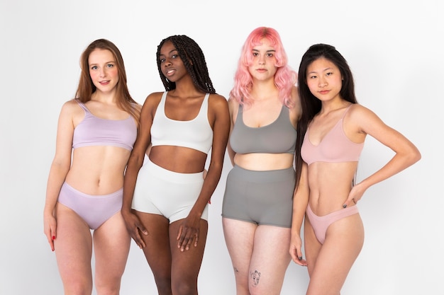Groep verschillende mooie vrouwen