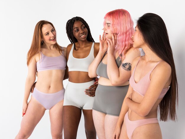 Groep verschillende mooie vrouwen