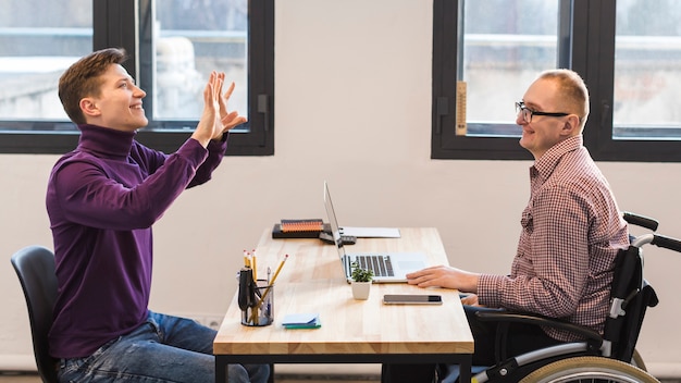 Groep volwassen mannen samen te werken op kantoor