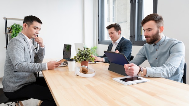 Groep volwassen mannen samen te werken