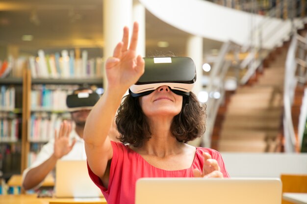 Groep volwassen studenten die VR-simulatoren gebruiken om te studeren