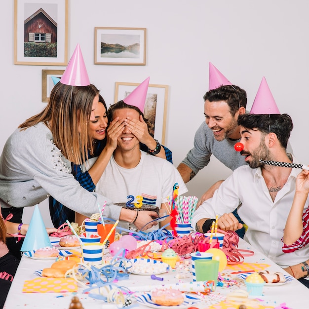 Groep vrienden bij de viering van de verjaardag